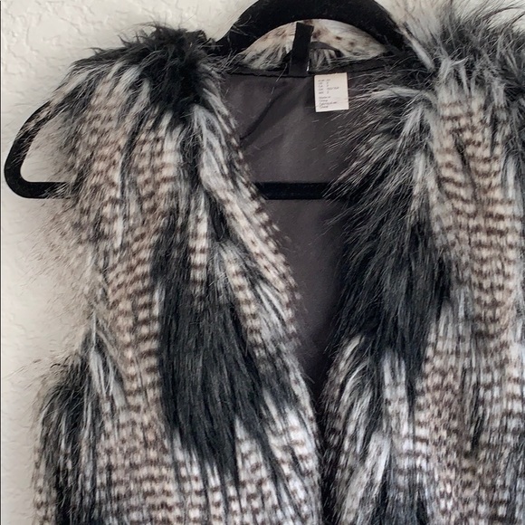 Faux Fur Vest - Picture 2 of 4